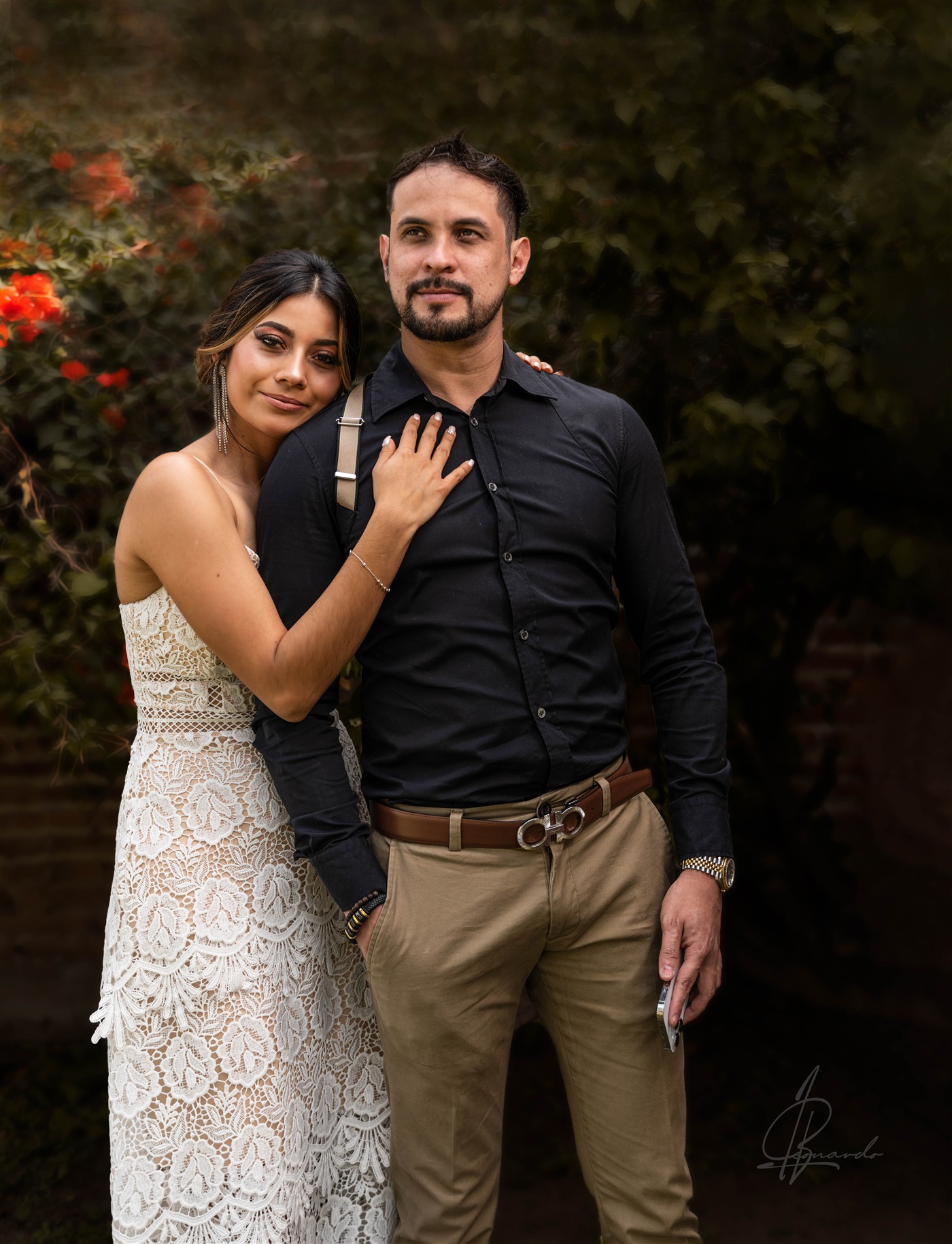 Martha y José abrazados en un jardín